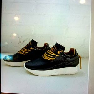 Esseutesse Nonfringe Black Sneaker!! Brand new!